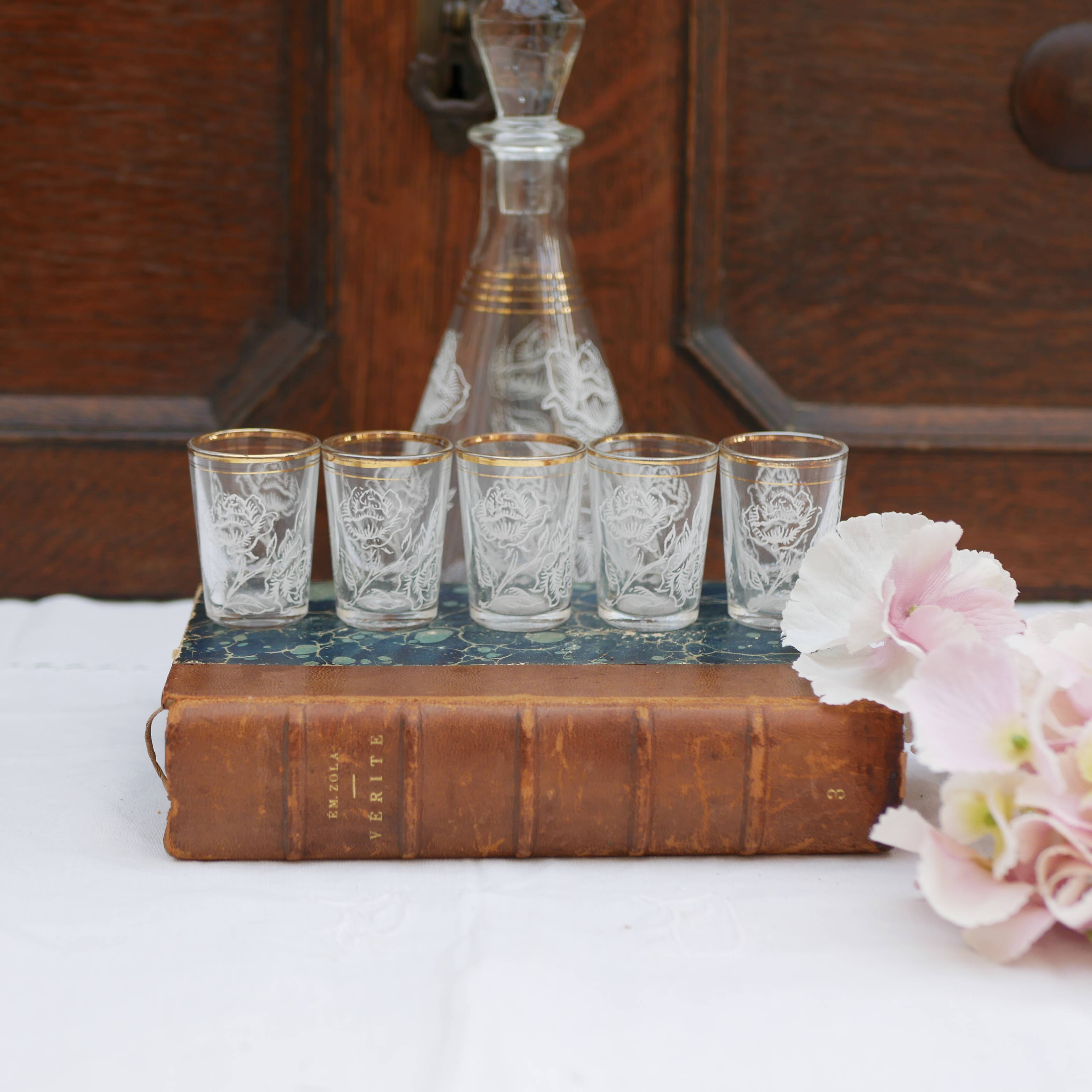 Carafe à liqueur française des années 1950 et cinq verres