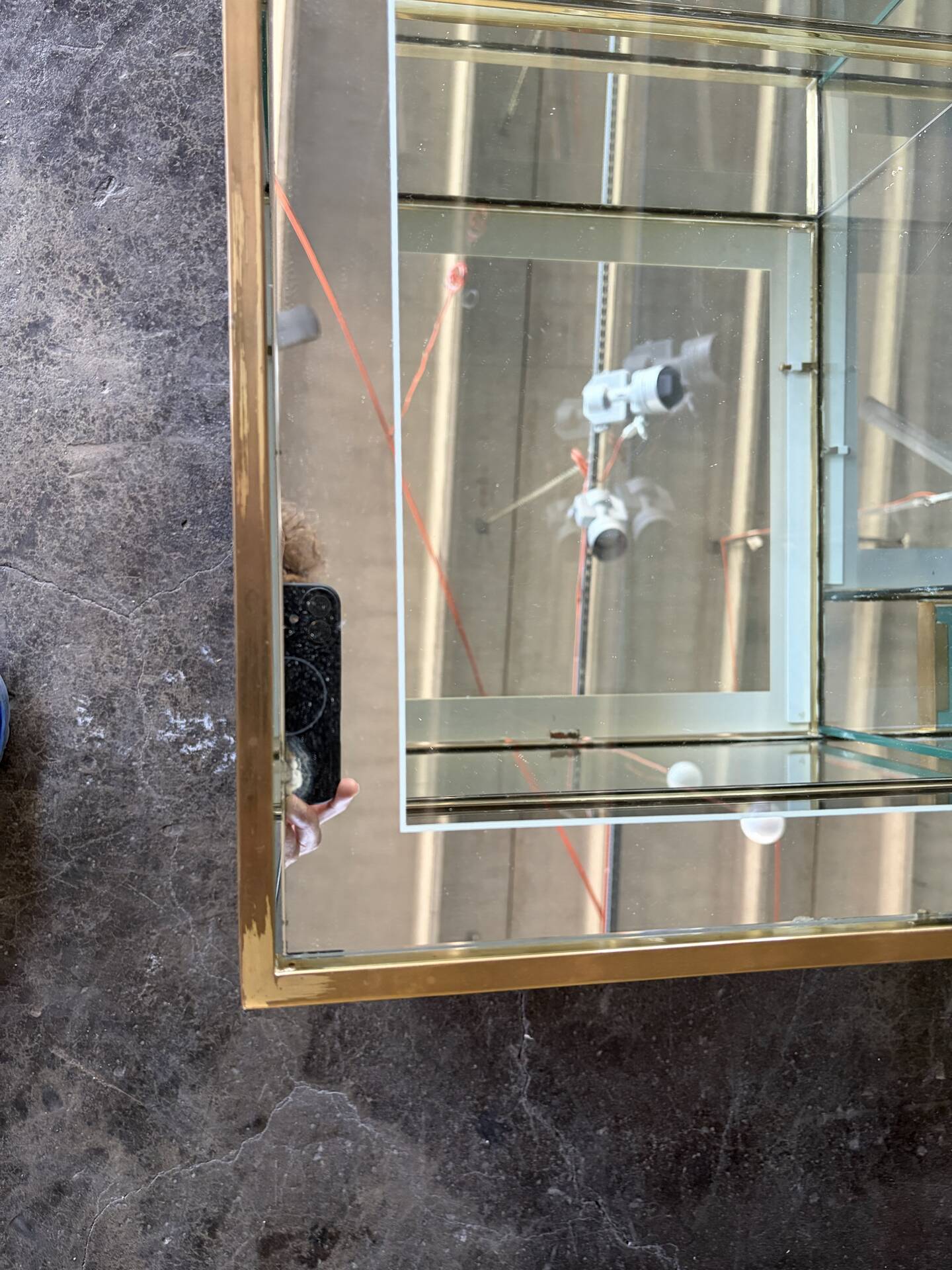Table basse en cristal italien avec des détails en laiton et bar kart.