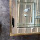 Table basse en cristal italien avec des détails en laiton et bar kart.