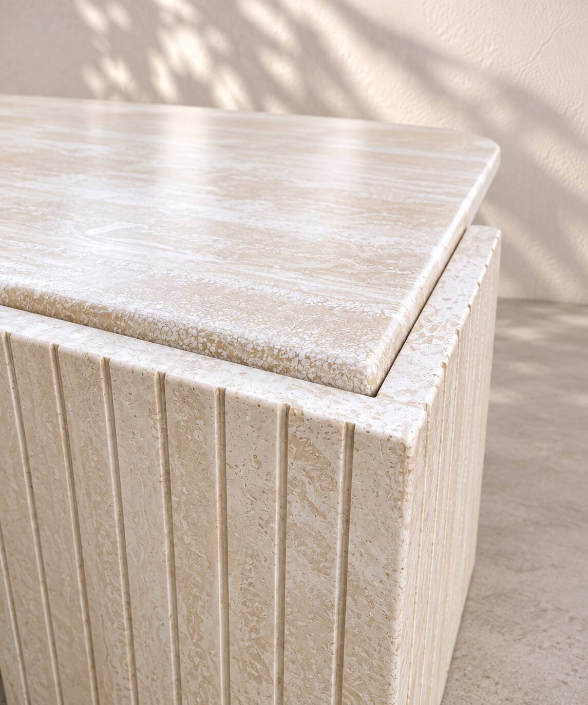 Grande table basse vintage en travertin – plateau sculptural –