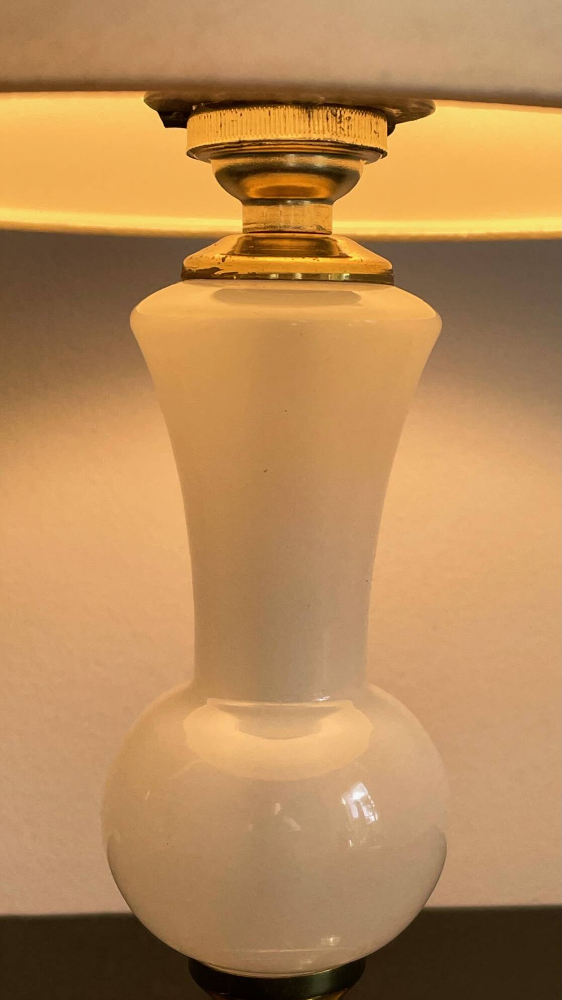 Chic lamp in opaline glass and vintage brass