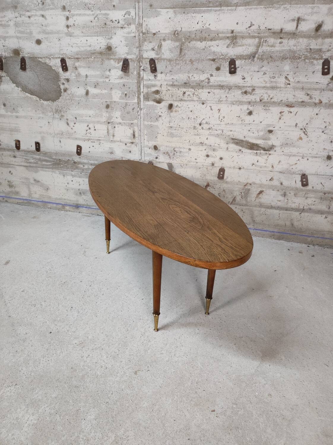 Oval coffee table