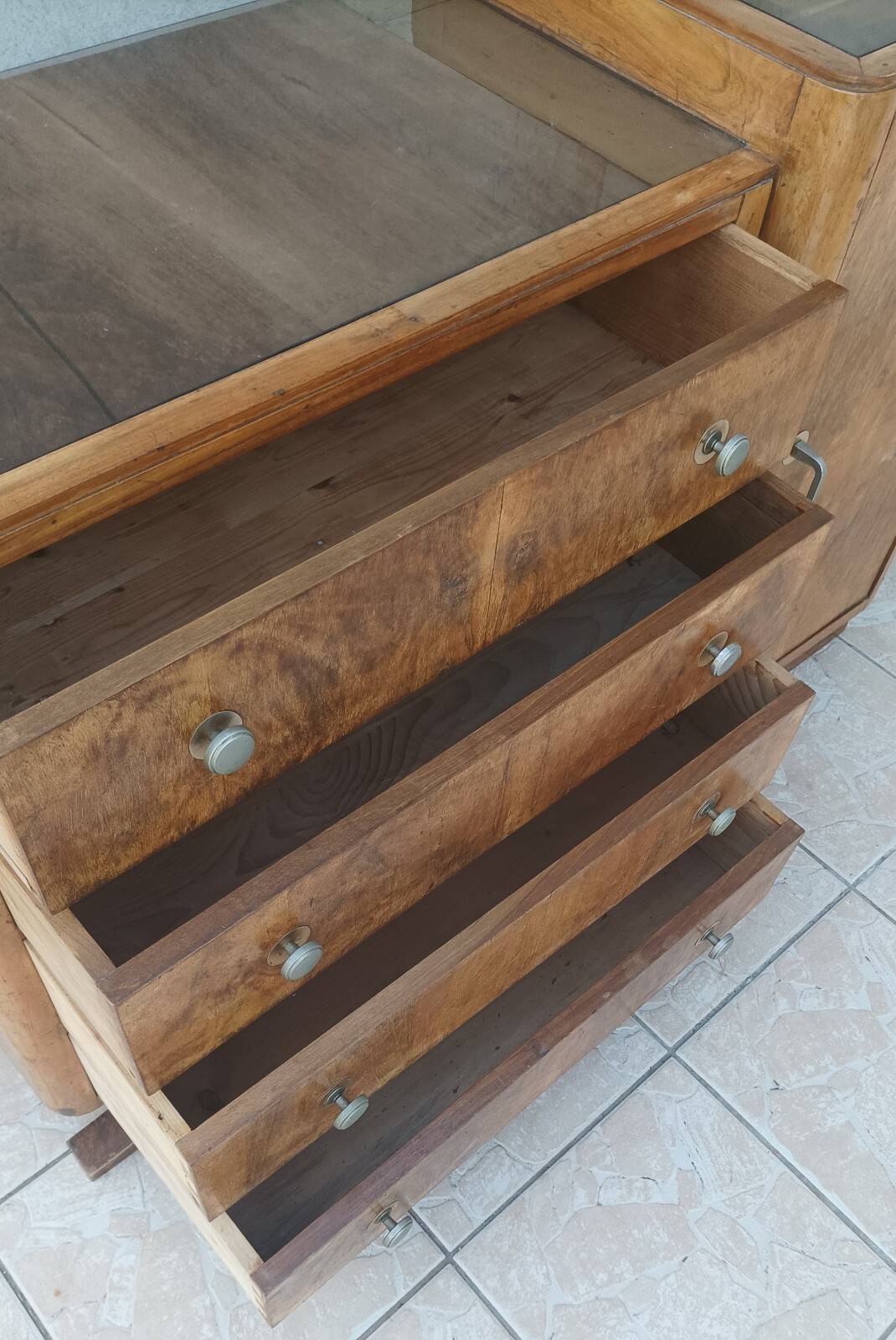 Art Deco buffet bar in walnut burl.