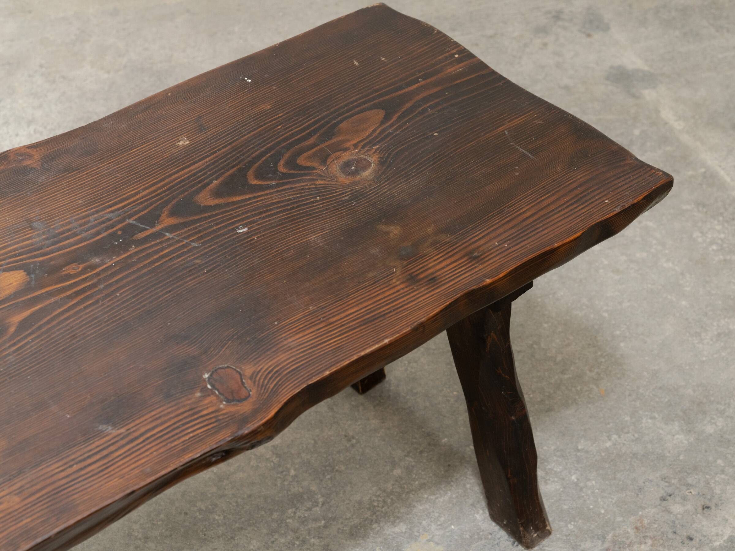 Ensemble table basse et tabourets brutaliste en pin noirci 1960