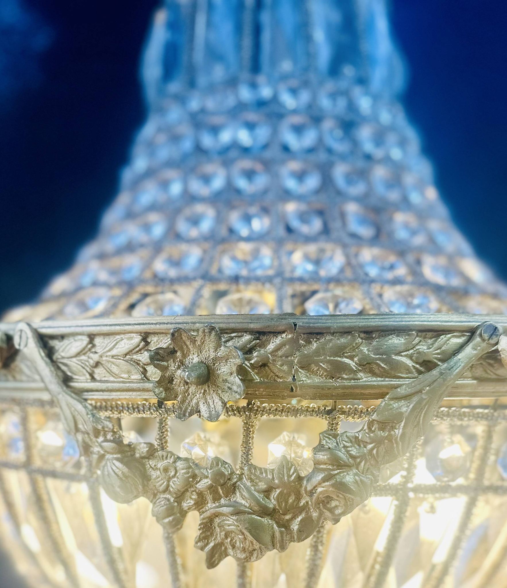 Large Montgolfiere chandelier in gilded bronze and faceted glass pendants