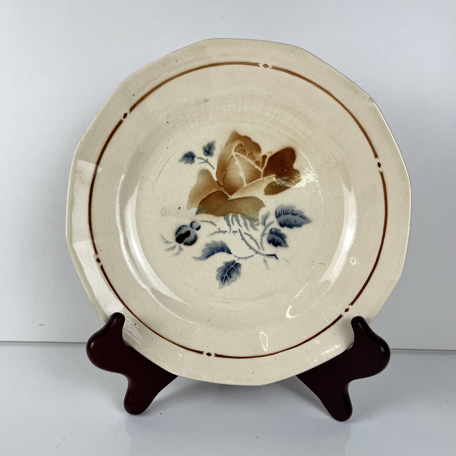 Set of 4 flat plates Sarreguemines flower pattern, first half of the 20th century.