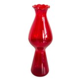 Vase rouge mince en verre du milieu du siècle avec volant, Europe, 1960s