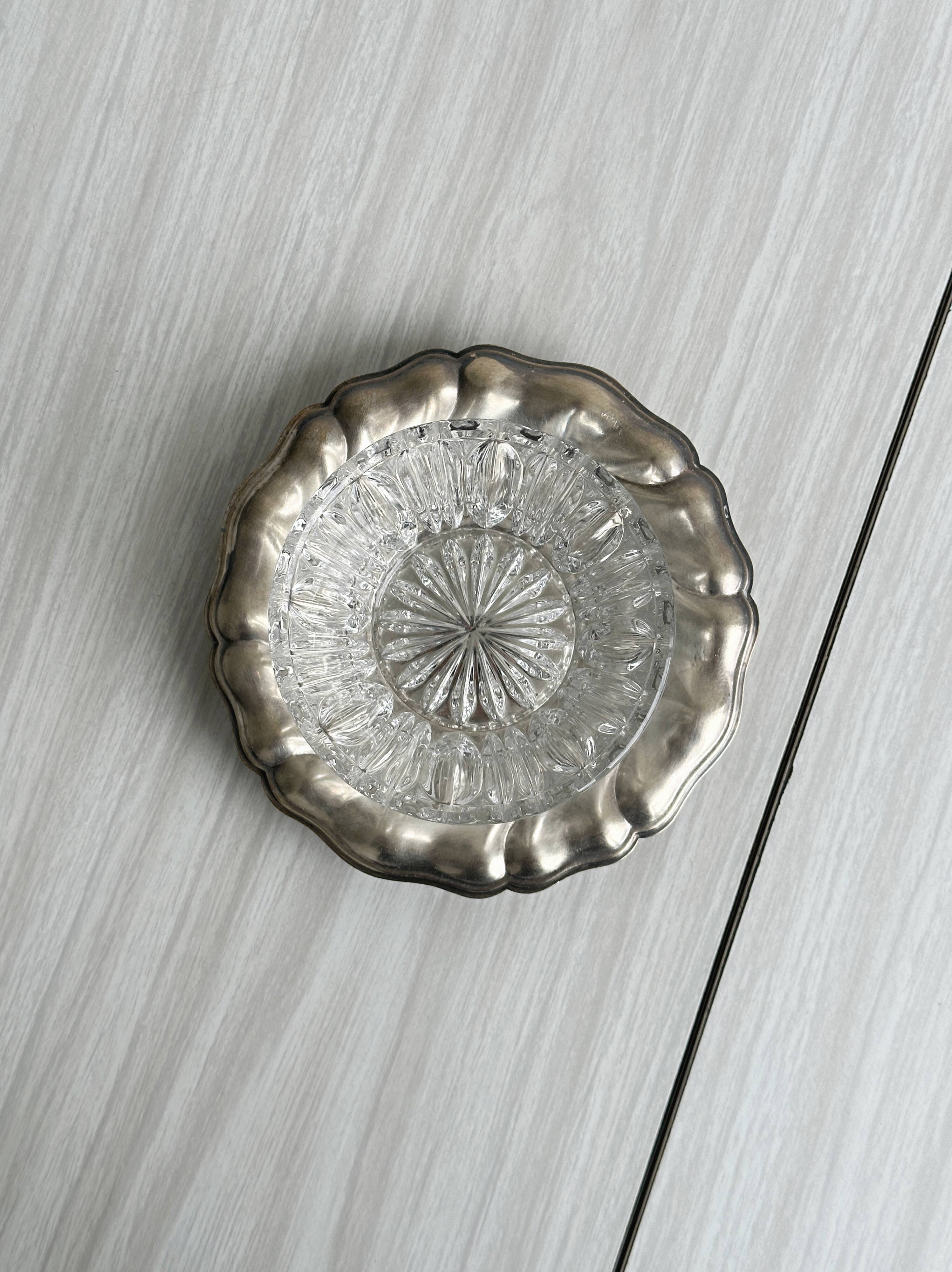 Beurrier en verre taillé et métal