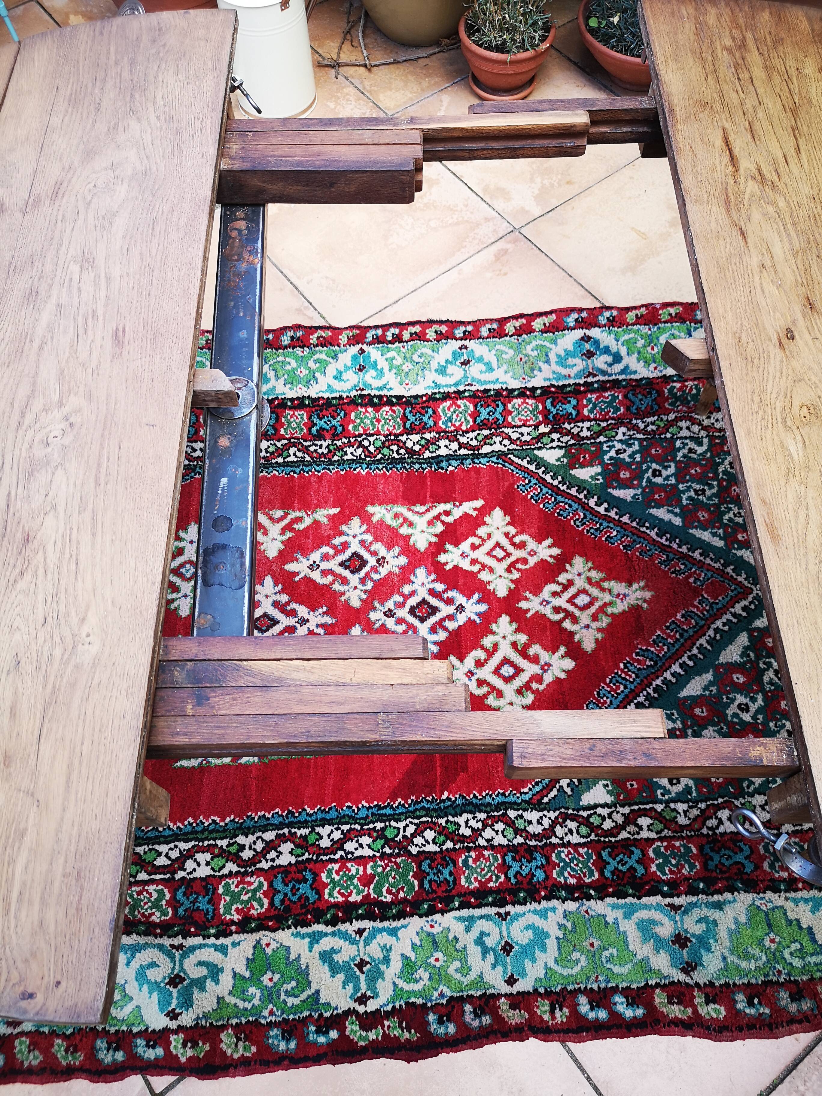 Round table in oak tapered feet with extension cords