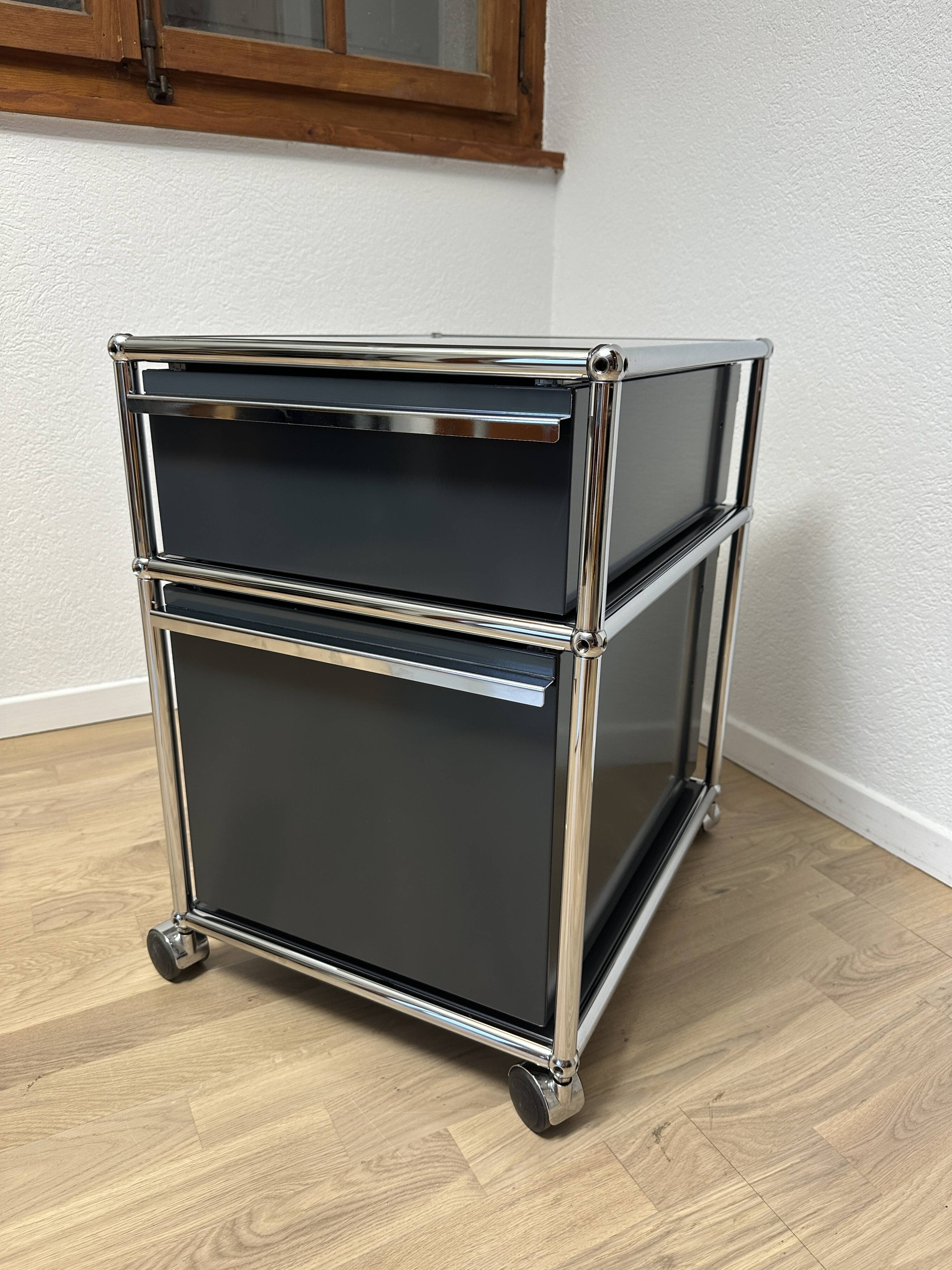 USM Haller wheeled cabinet in Anthracite Grey