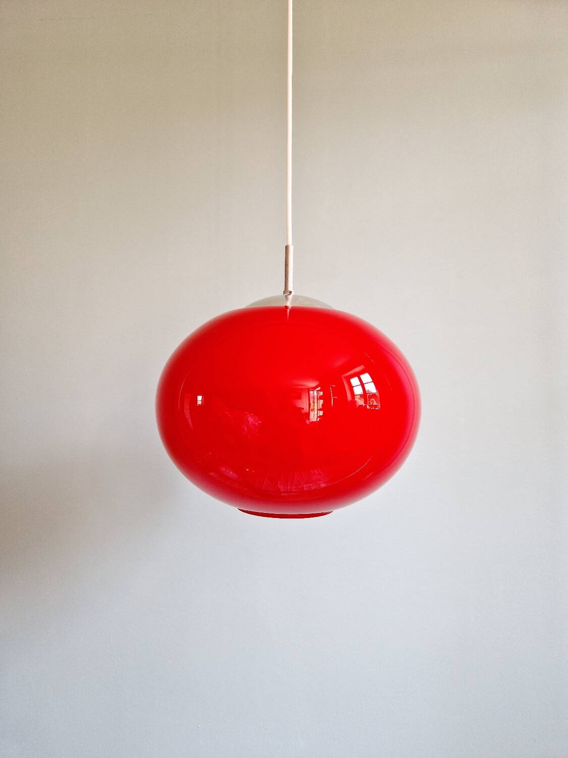 Grande suspension Space Age en opaline rouge, années 1960-70