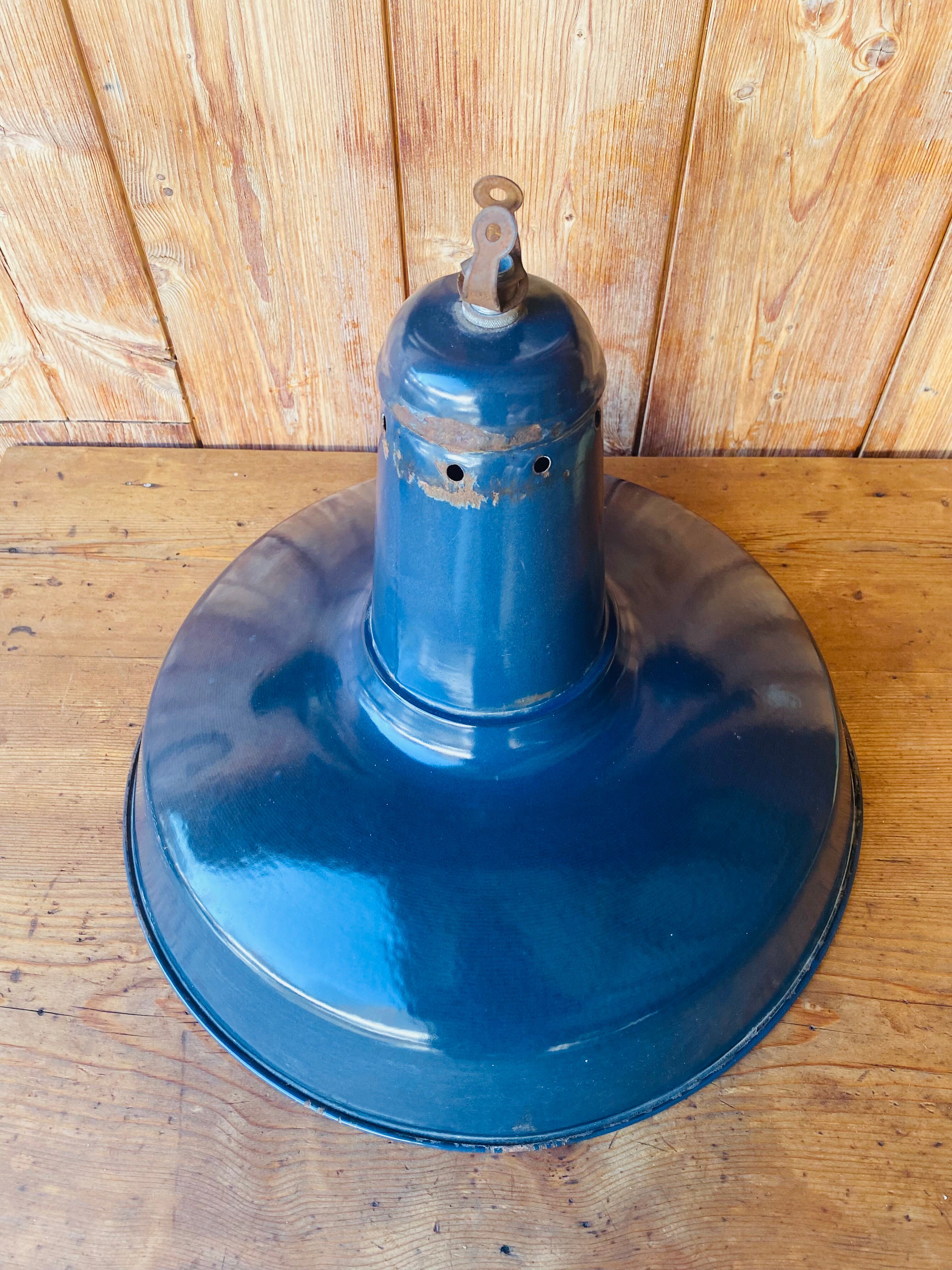 Workshop suspension in blue enamelled sheet metal white interior