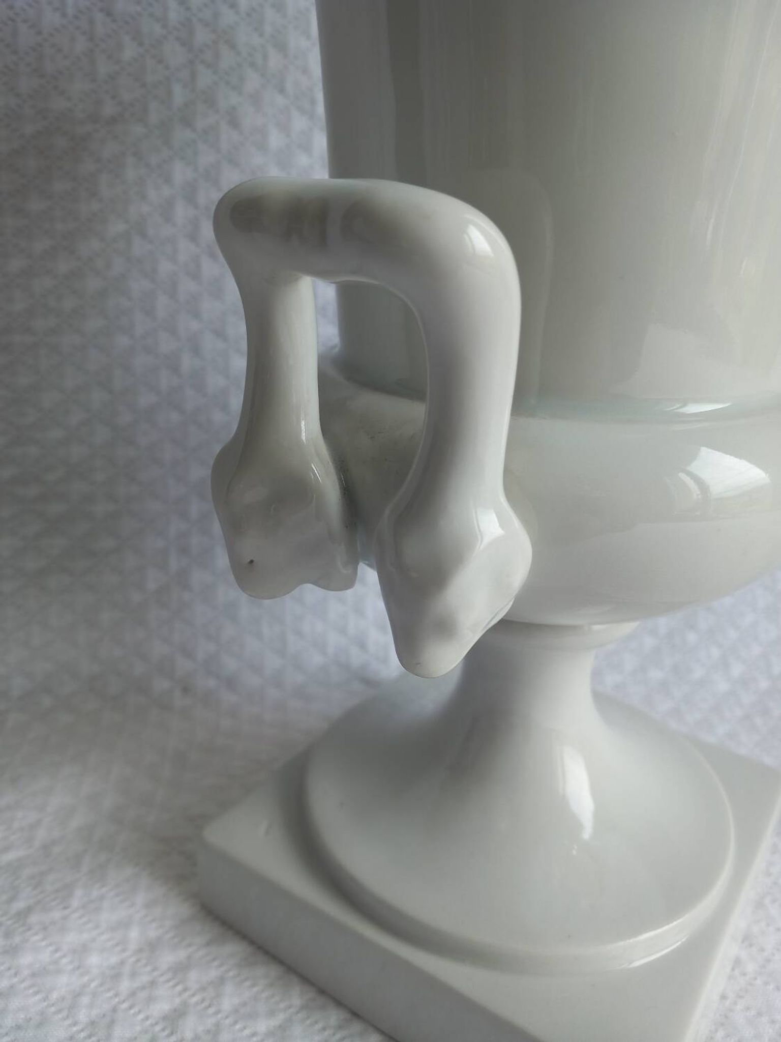Ancien Vase Médicis en porcelaine blanche – style néoclassique –XIXᵉ