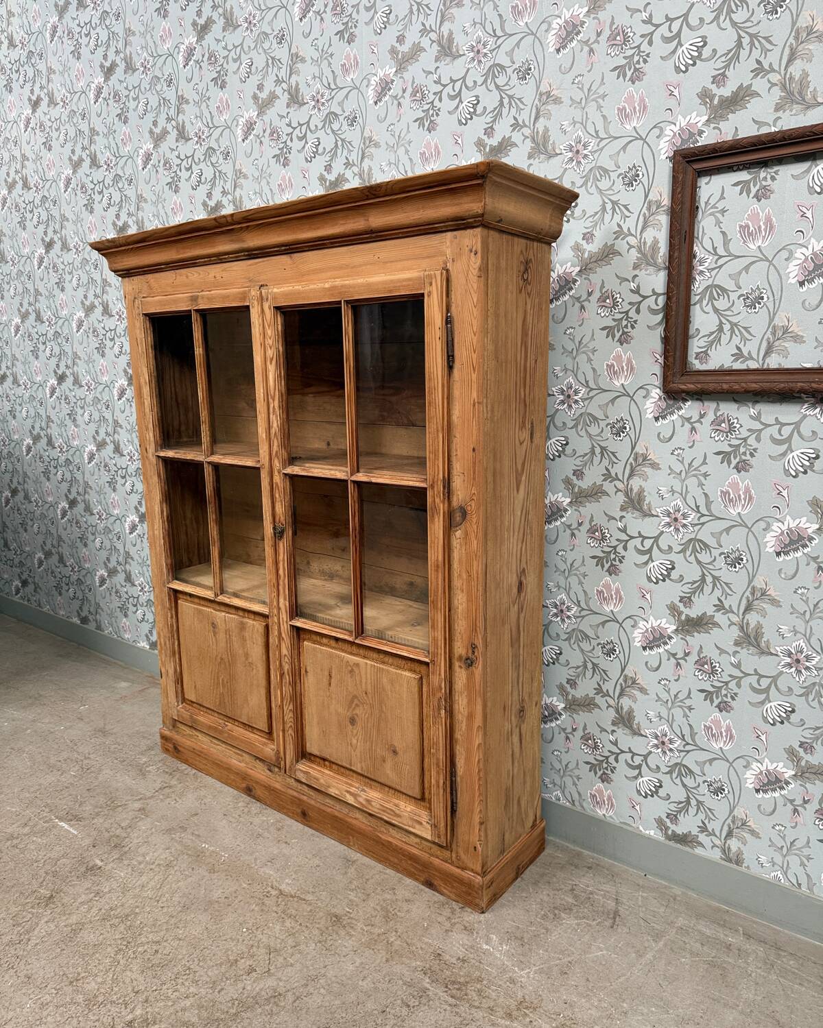 Chic display cabinet in pine (renovated)