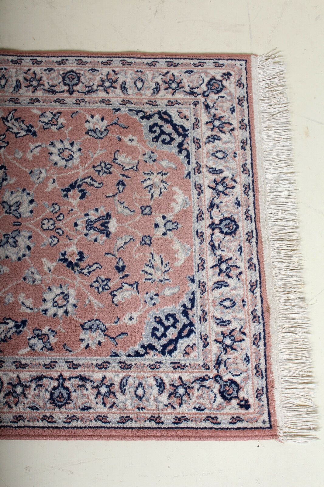 Saroukh design rug in fringed wool with a pink background 90x166cm