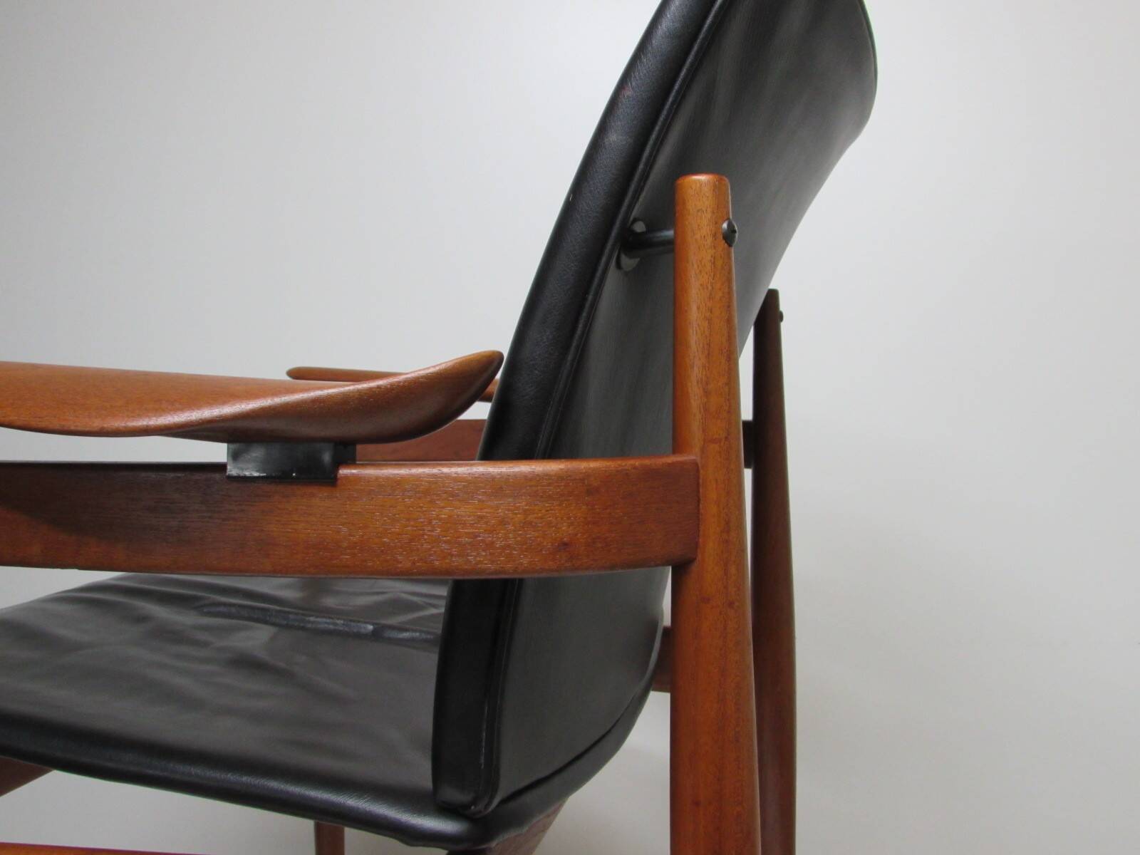 Finn Juhl model 192 in Teak, leather for France & Daverkosen