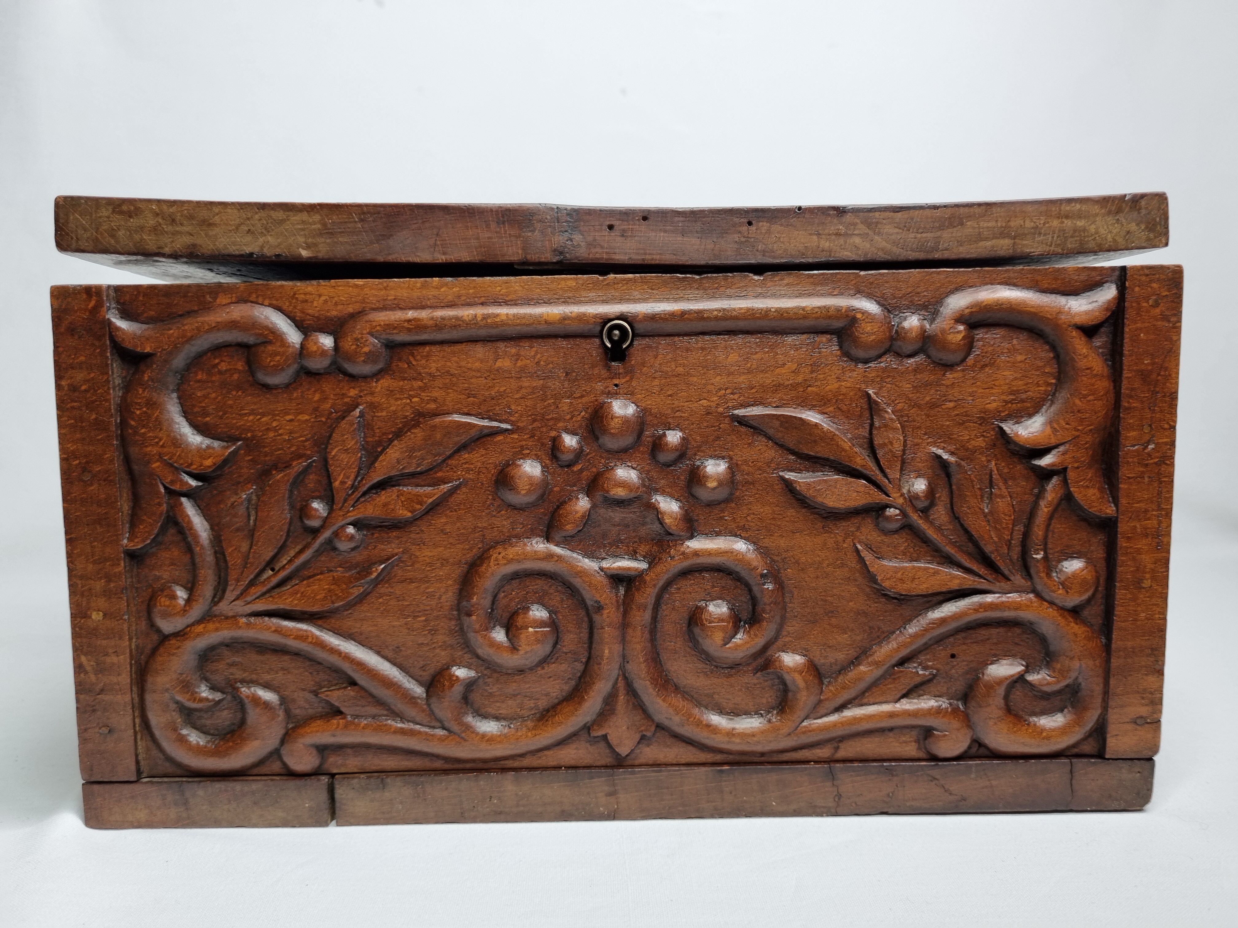 Ancien coffret en bois sculpté à décor de mascaron