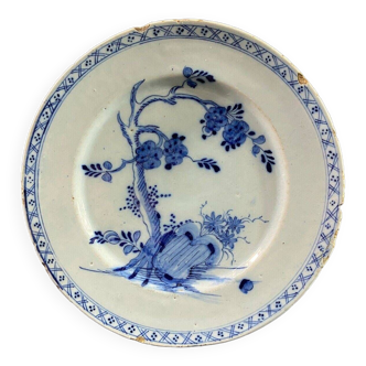 Assiette XVIIIe en faïence de Delft décor Extrême-Orient Chine marque à la hache