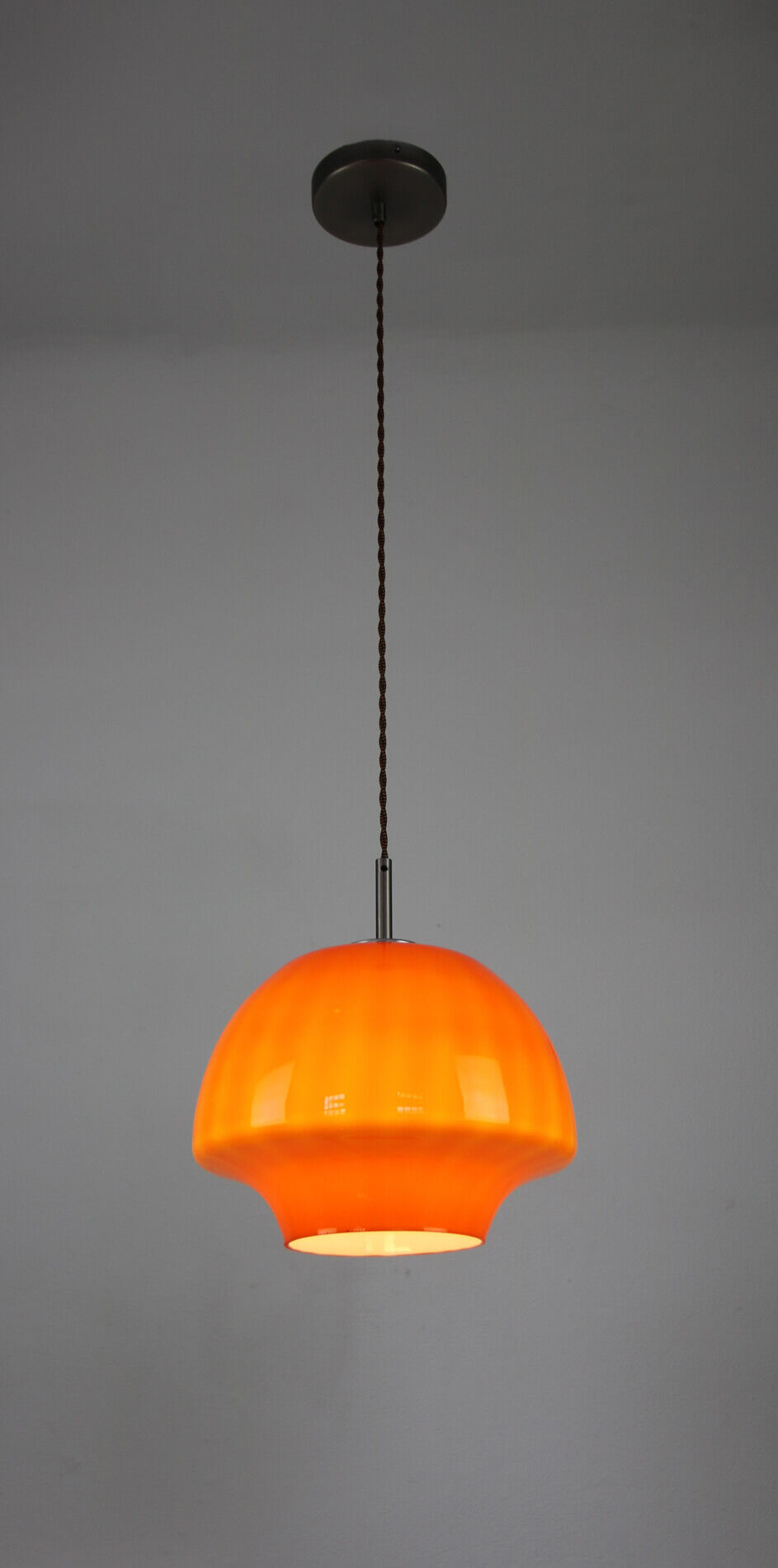 Suspension en verre orange du milieu du siècle