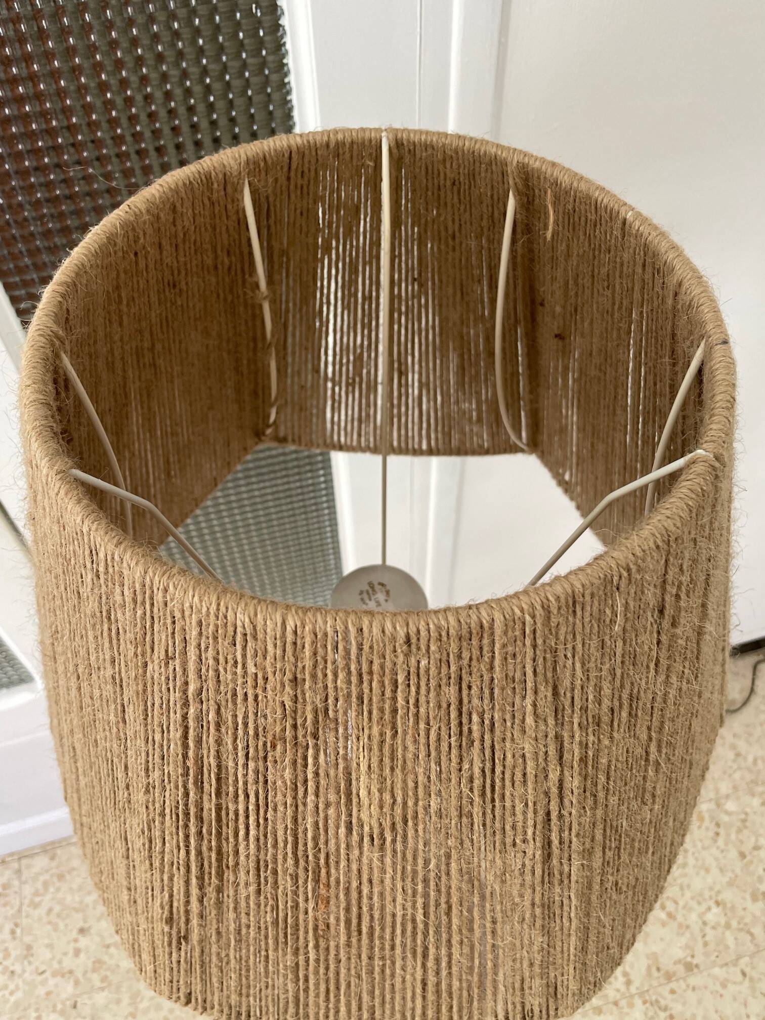 Lampadaire vintage en bois naturel et abat jour en corde années 1960