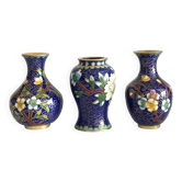 Set of 3 vintage Chinese mini vases in blue cloisonné, floral decoration.