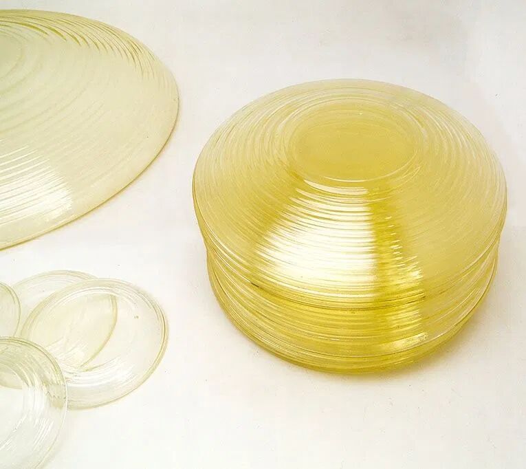 10 assiettes, un grand plat central et 4 sous-verres