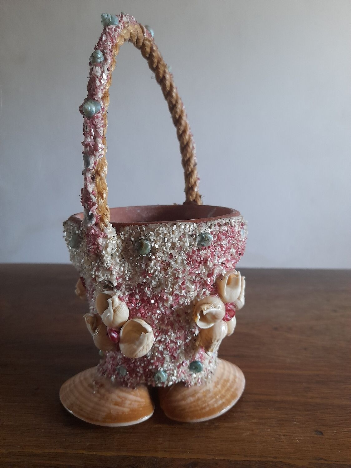 Kitch pot cover in the shape of a shell decore basket