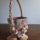 Cache pot kitch en forme de panier decore de coquillage