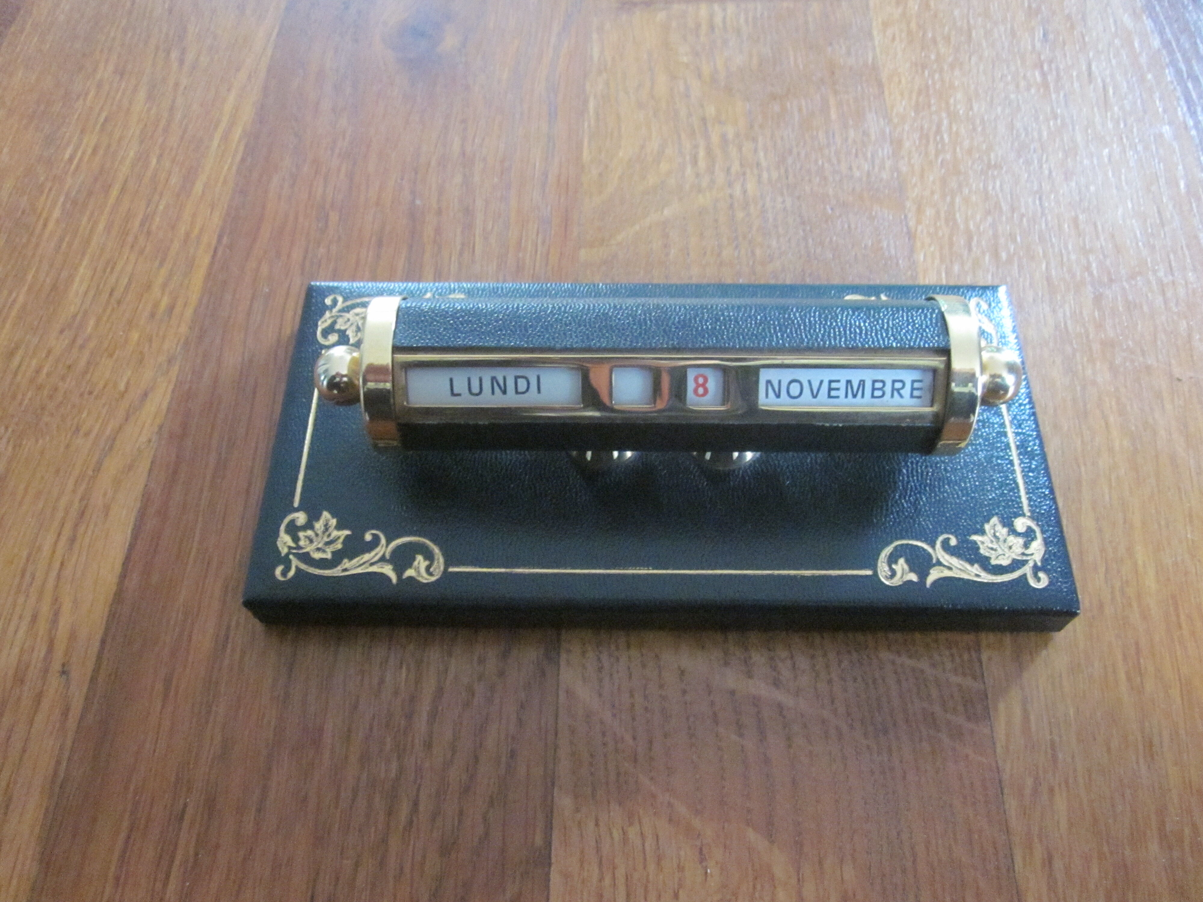 Perpetual desk calendar in green leather The Tanner