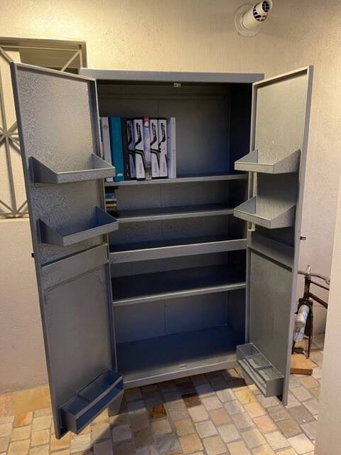 Metal workshop cabinet