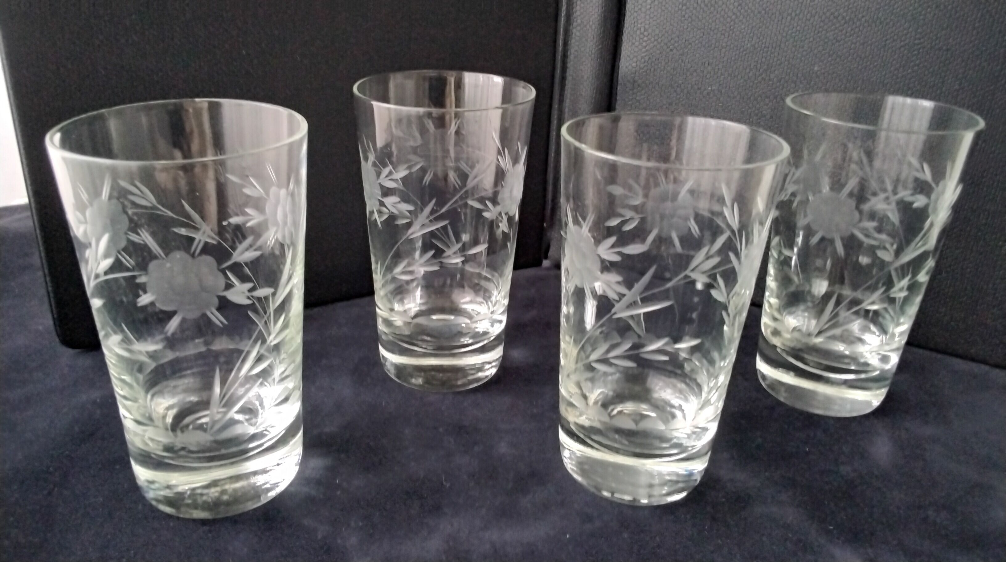 4 Verres à eau ou orangeade en verre gravé
