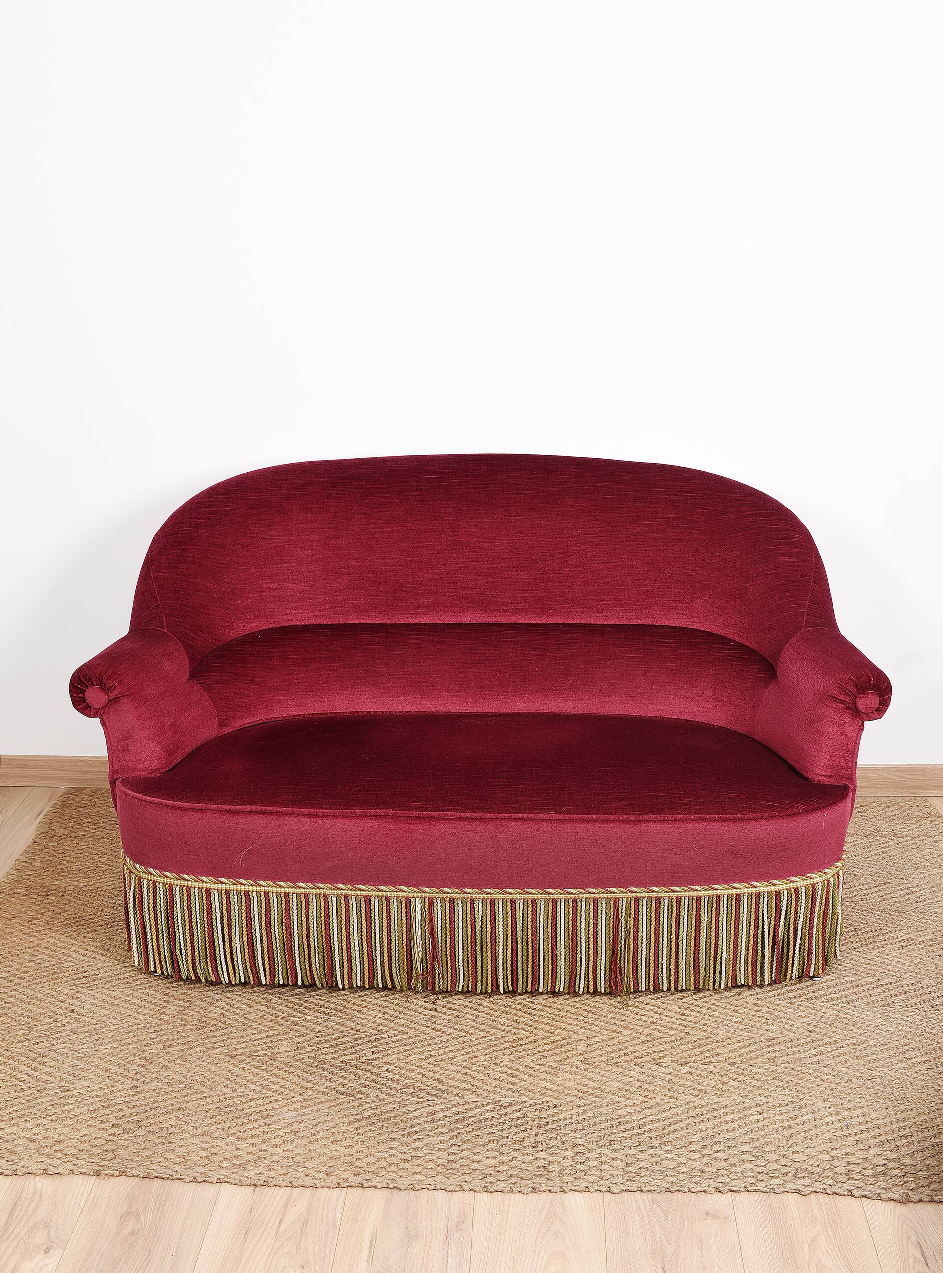 Sofa and pair of toad armchairs in red velvet.