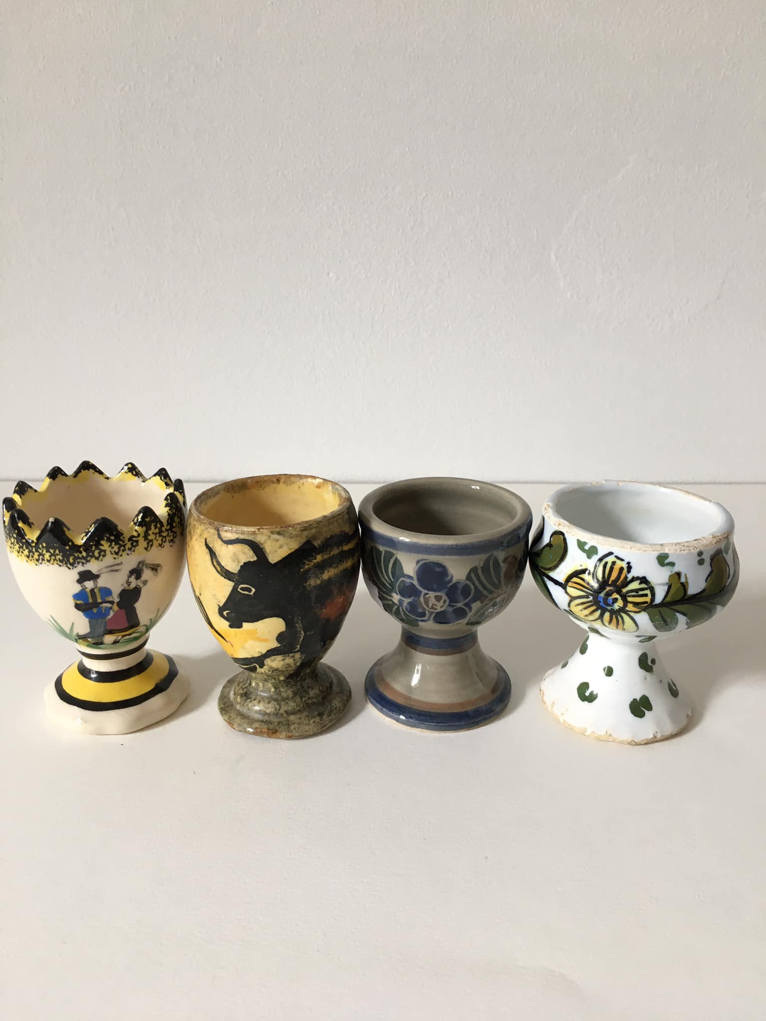4 coquetiers dépareillés en porcelaine (3 signés : Henriot Quimper, JR Sarlat, et Alain Blanchard)
