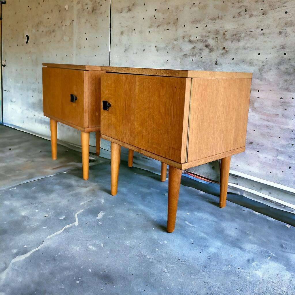 Set of 2 vintage bedside tables / mini cabinets