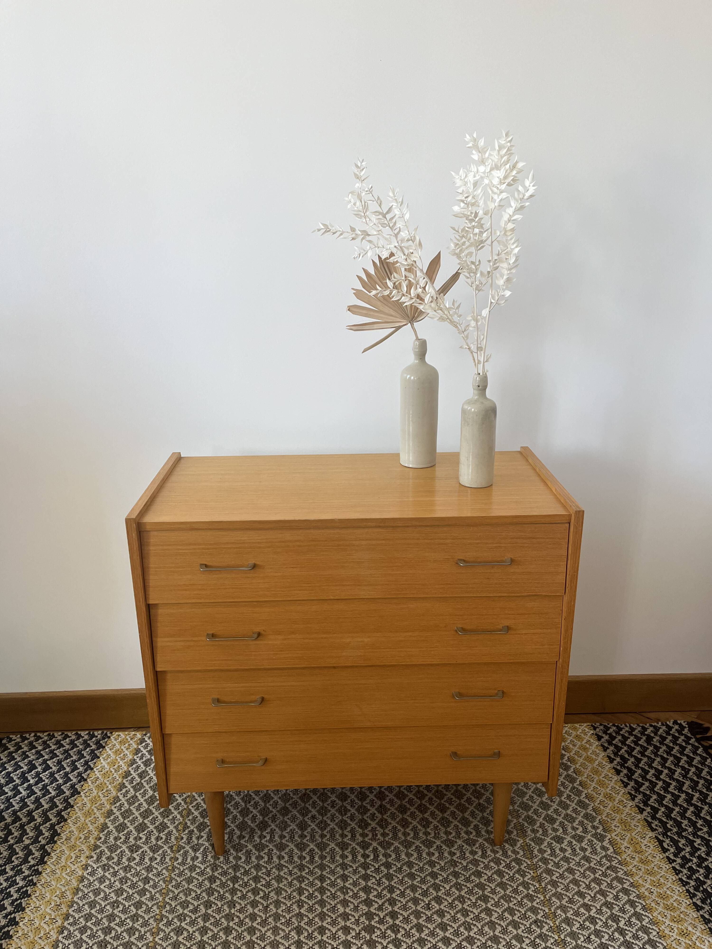 Chest of drawers with spindle feet