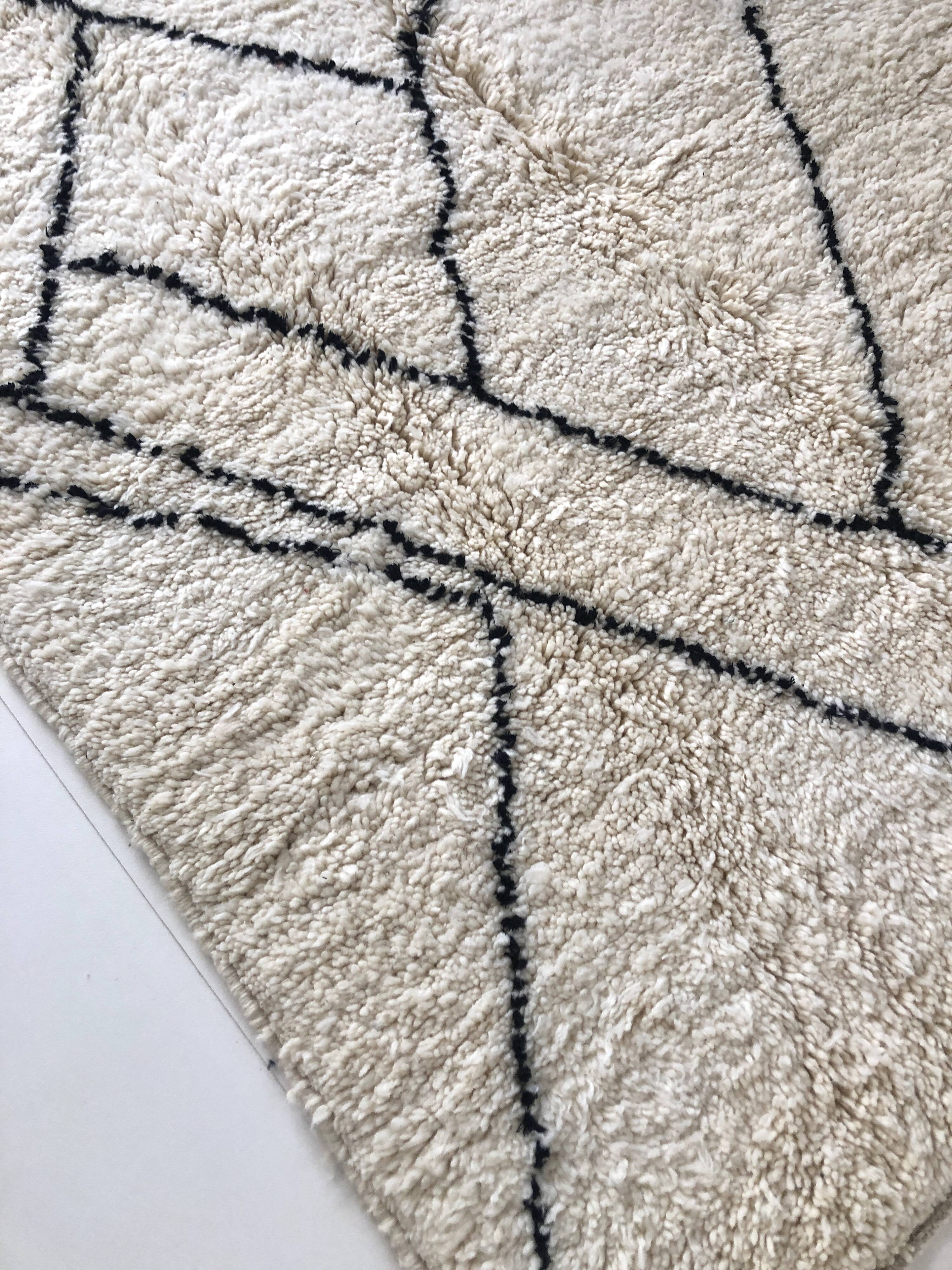 Moroccan Berber carpet Beni Ouarain with black graphic patterns 2,36x1.55m