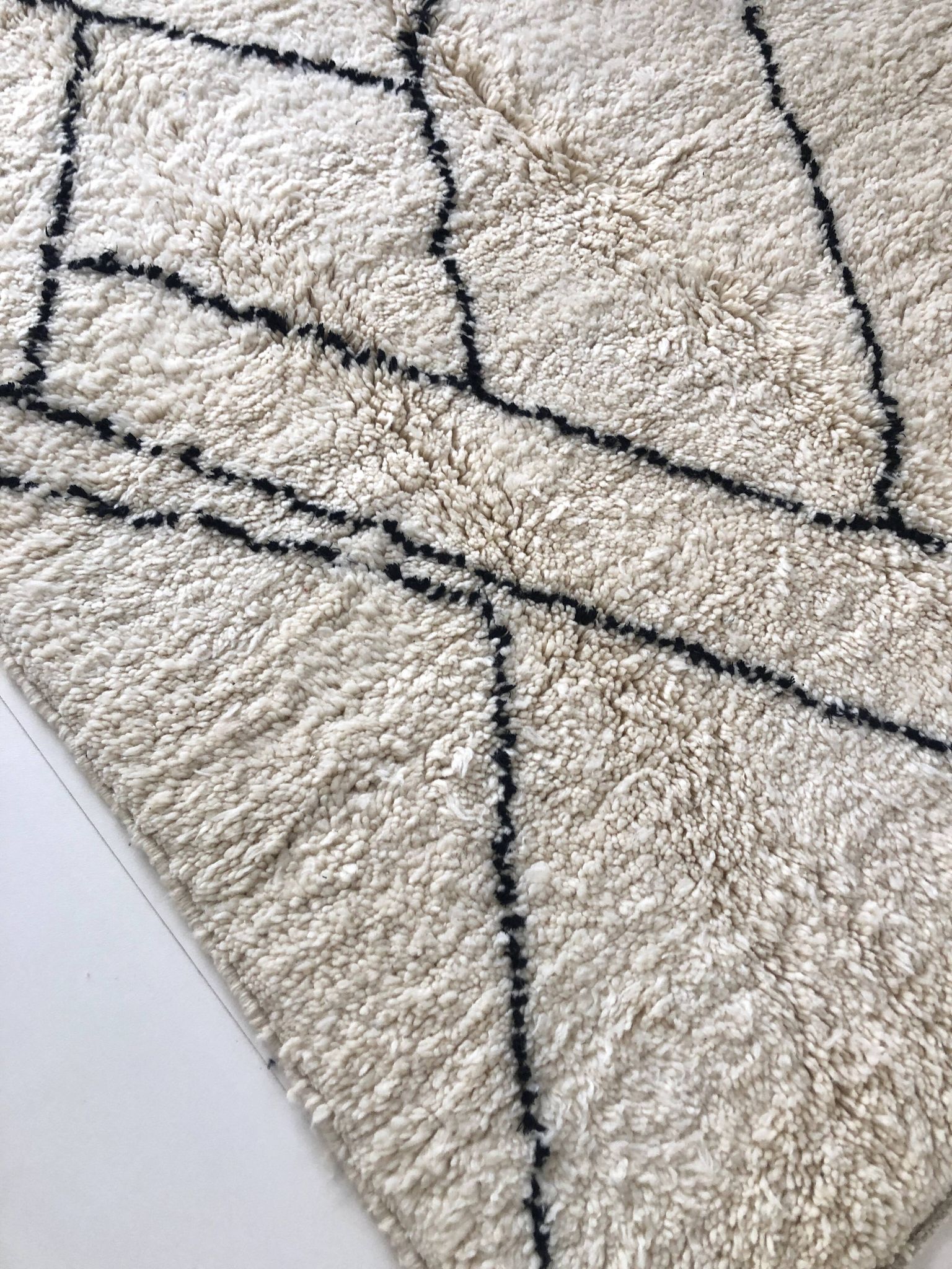 Moroccan Berber carpet Beni Ouarain with black graphic patterns 2,36x1.55m