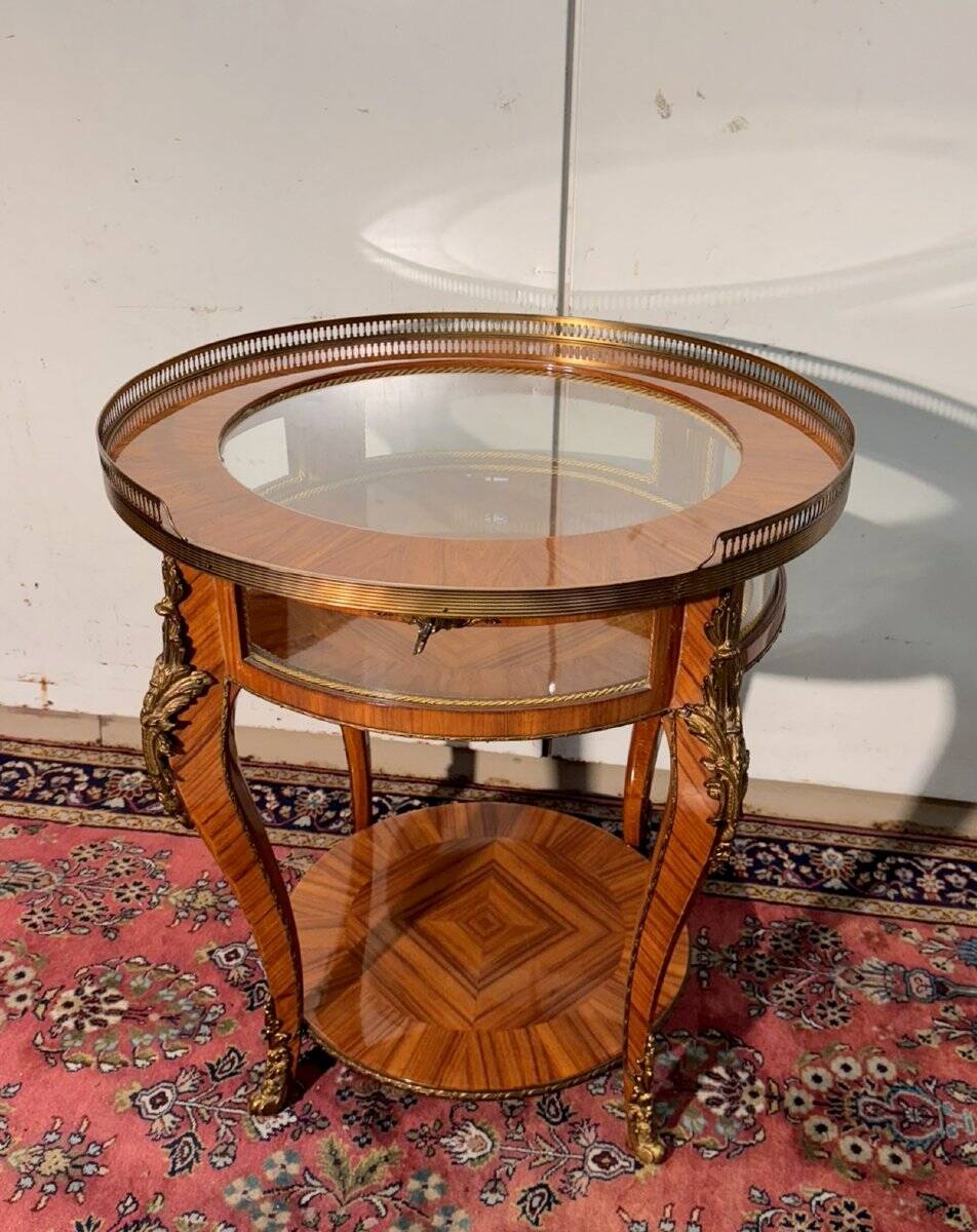 Display table in Louis XV style made of rosewood and violet wood.