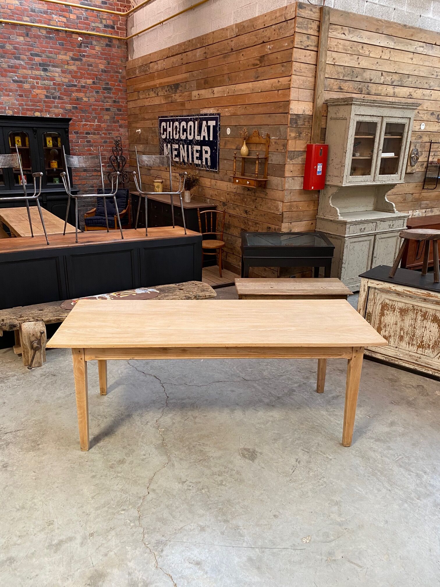 Elm farmhouse table spindle legs