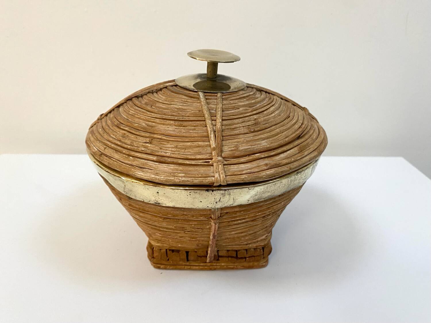 Vintage wicker and brass basket - 1970s