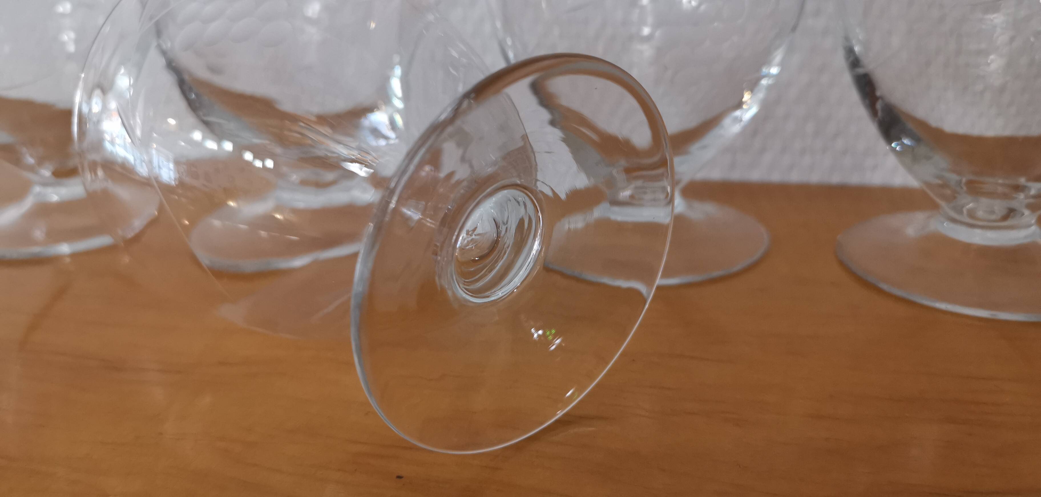 Set de 8 anciens verres sur pied décor ciselé