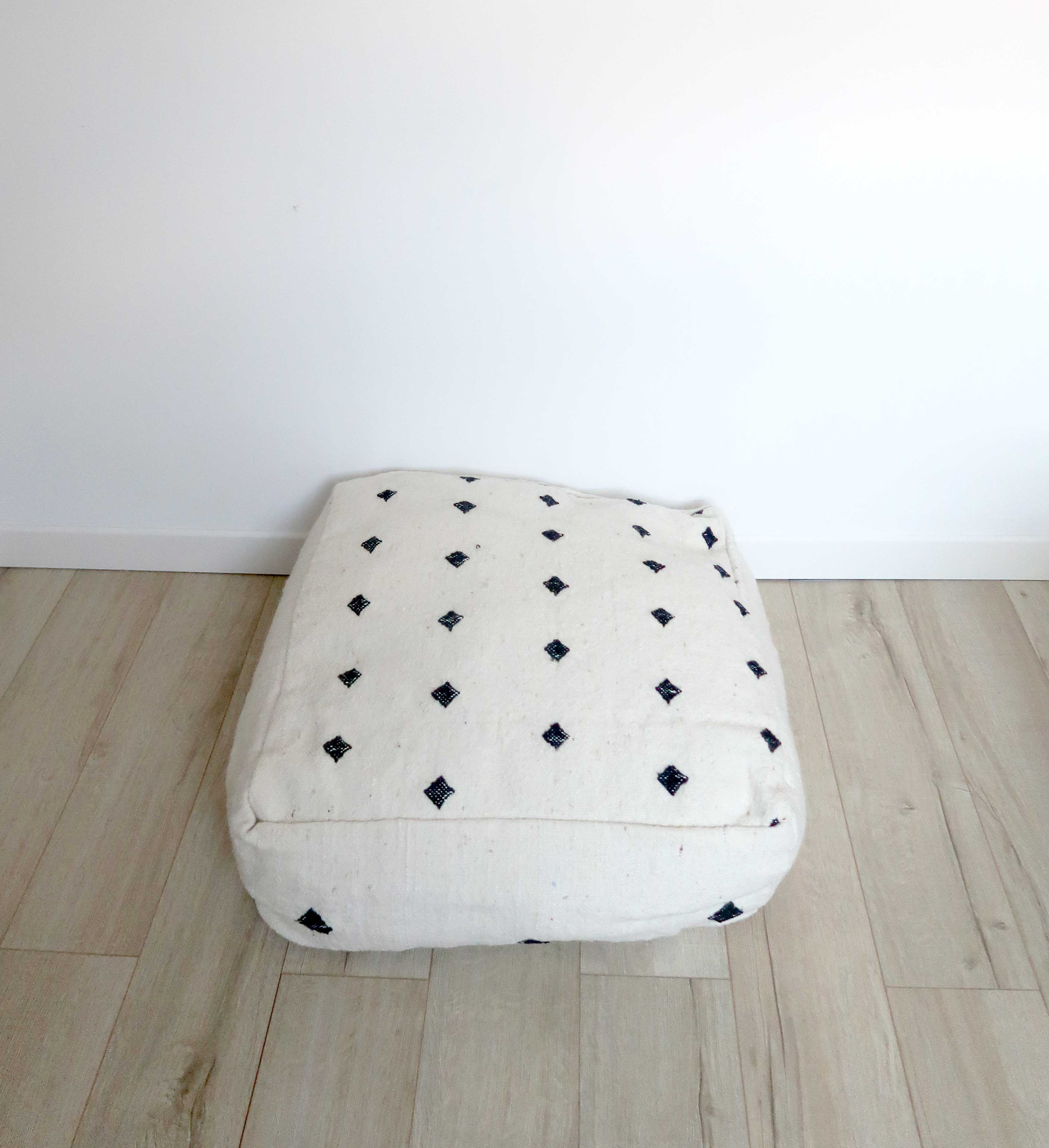 Berber pouf cover Béni Ouarain with black and white diamonds