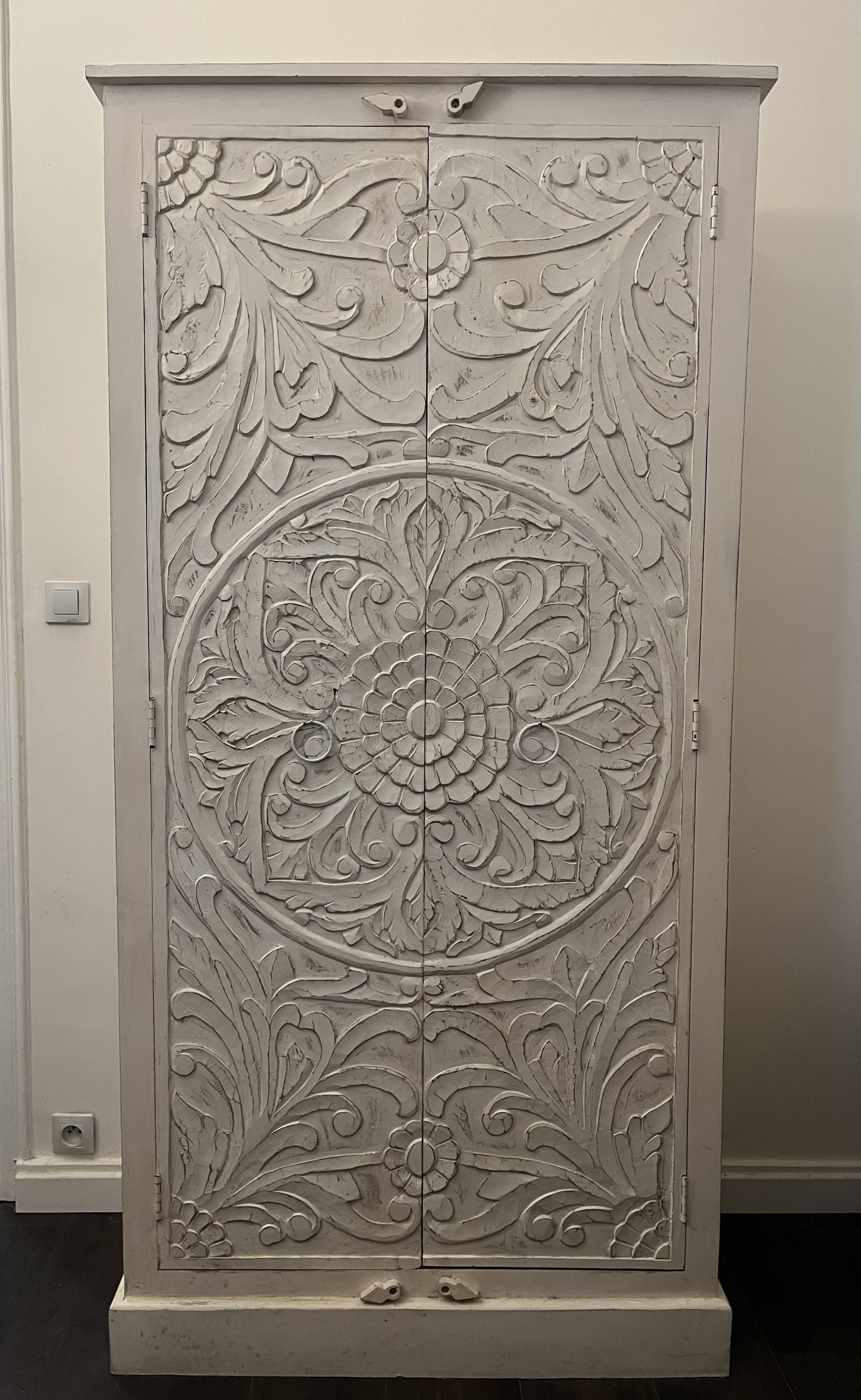 Sublime Indian wardrobe in white wood