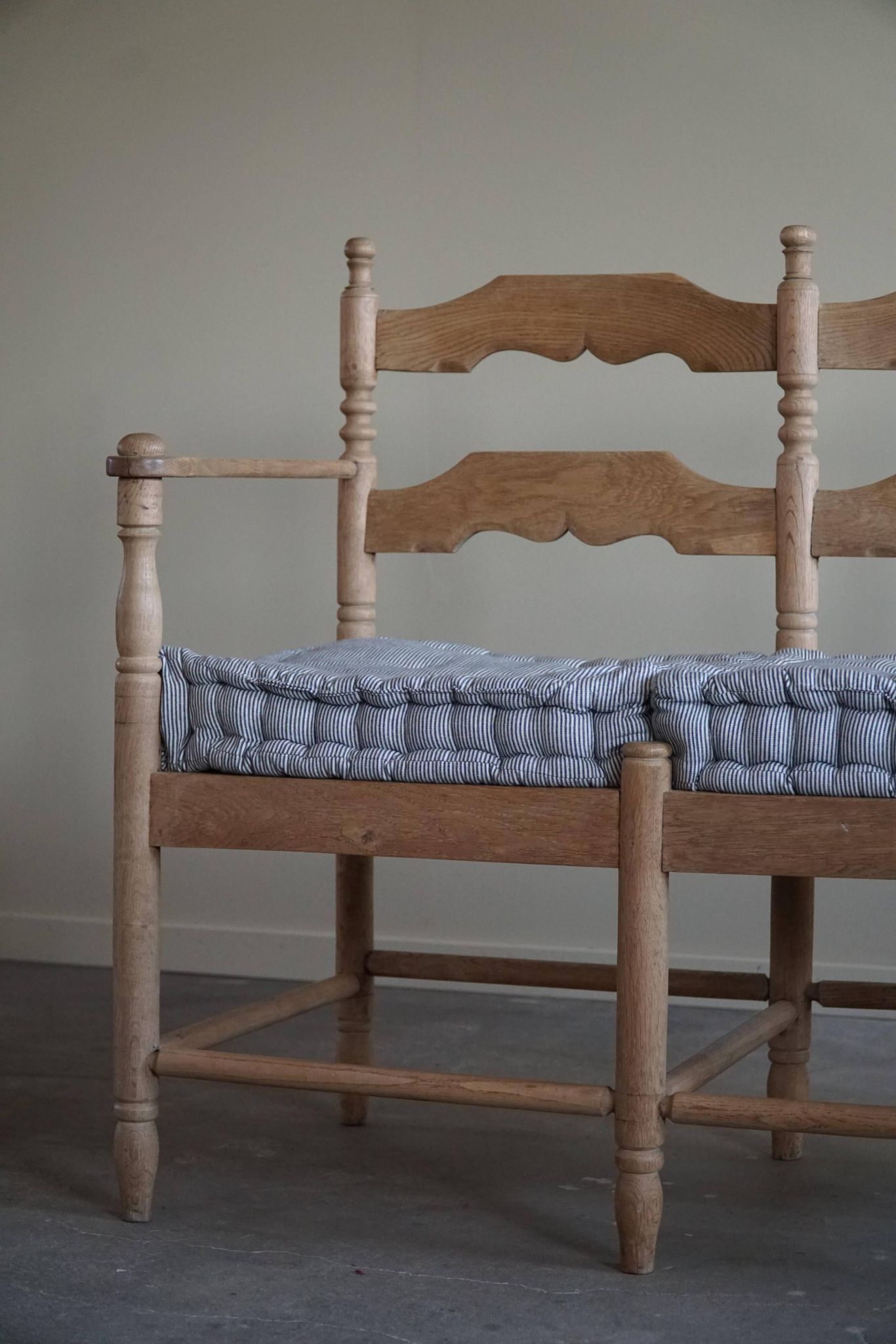 Sofa / Sculptural Danish modern three-seater Scandinavian bench, made by Hans Dau, 1950s.