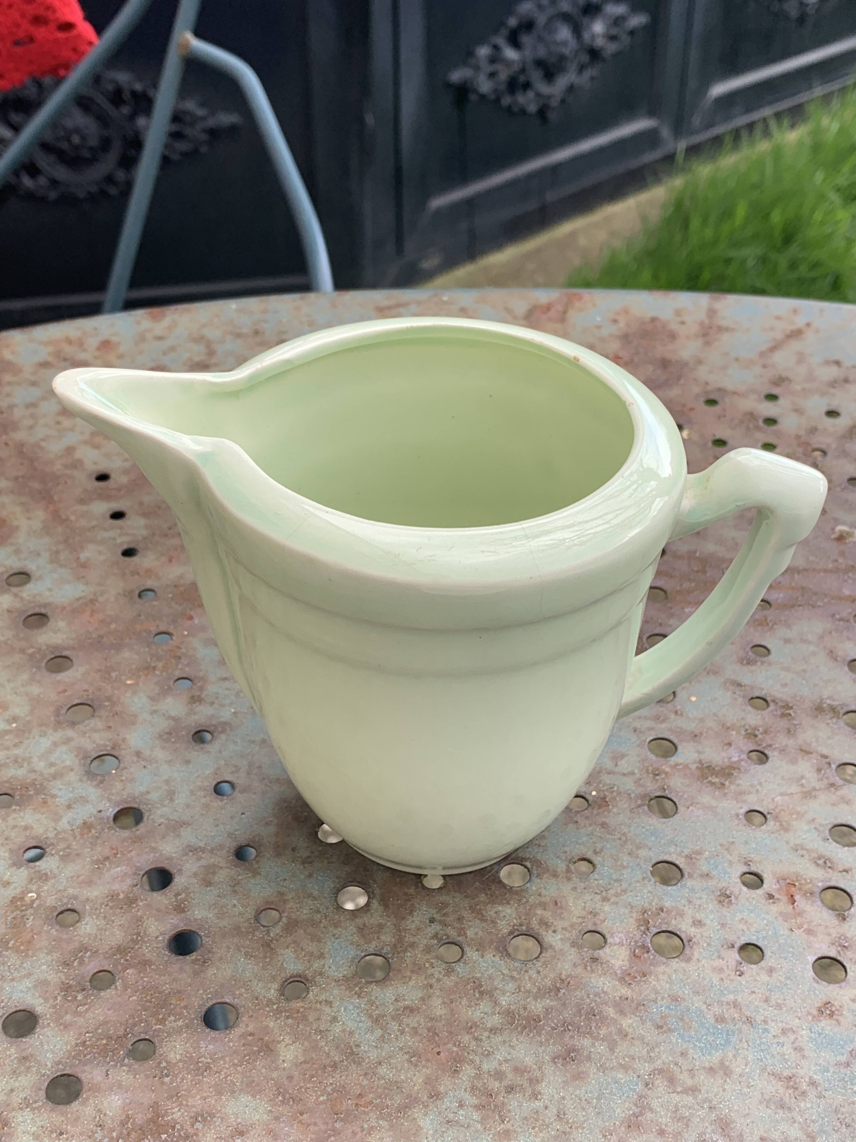 Coffee service, composed of 10 pieces, 3 cups and 3 saucers, a bowl, a saucer, vintage