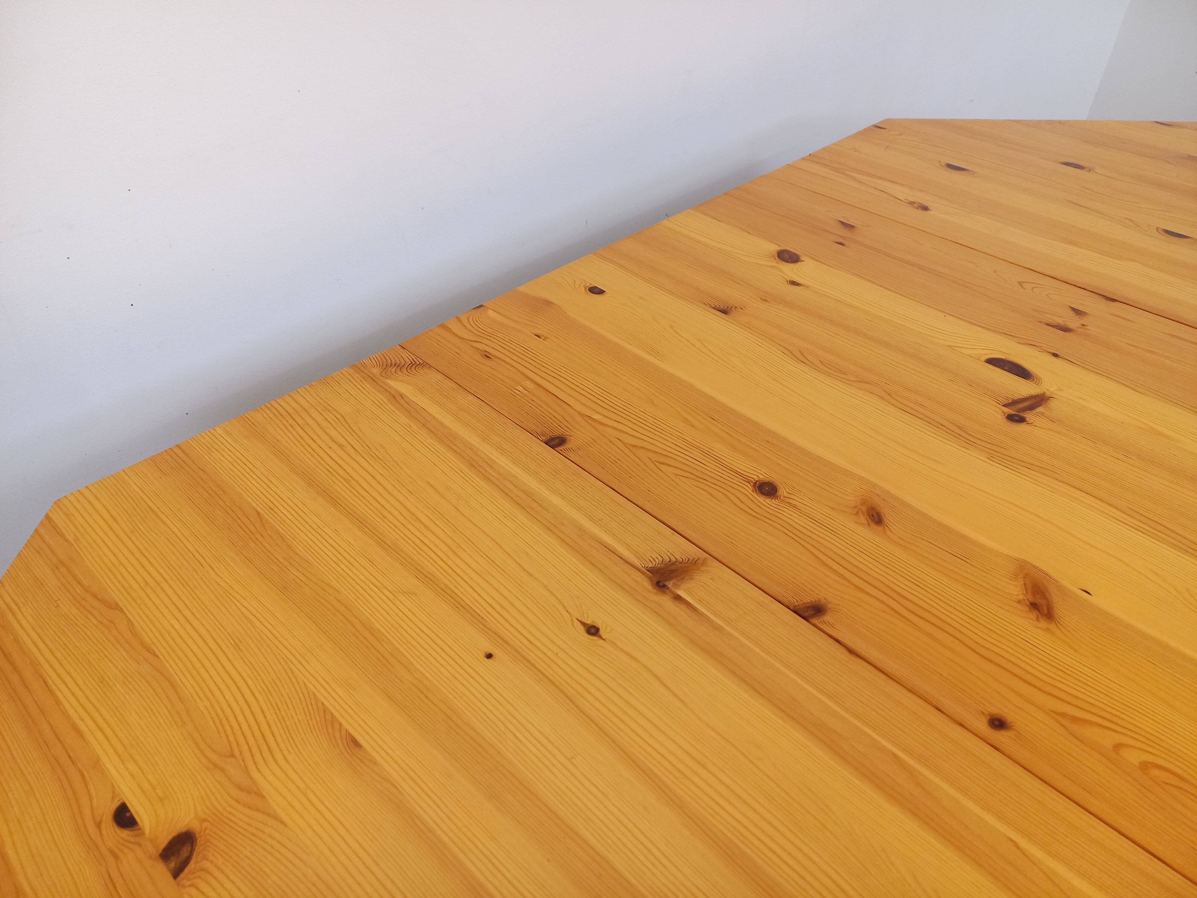 Vintage octagonal dining table from the 1980s in pine with an extension.