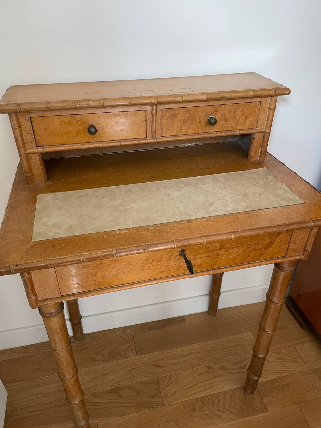 Petit bureau ou bonheur du jour