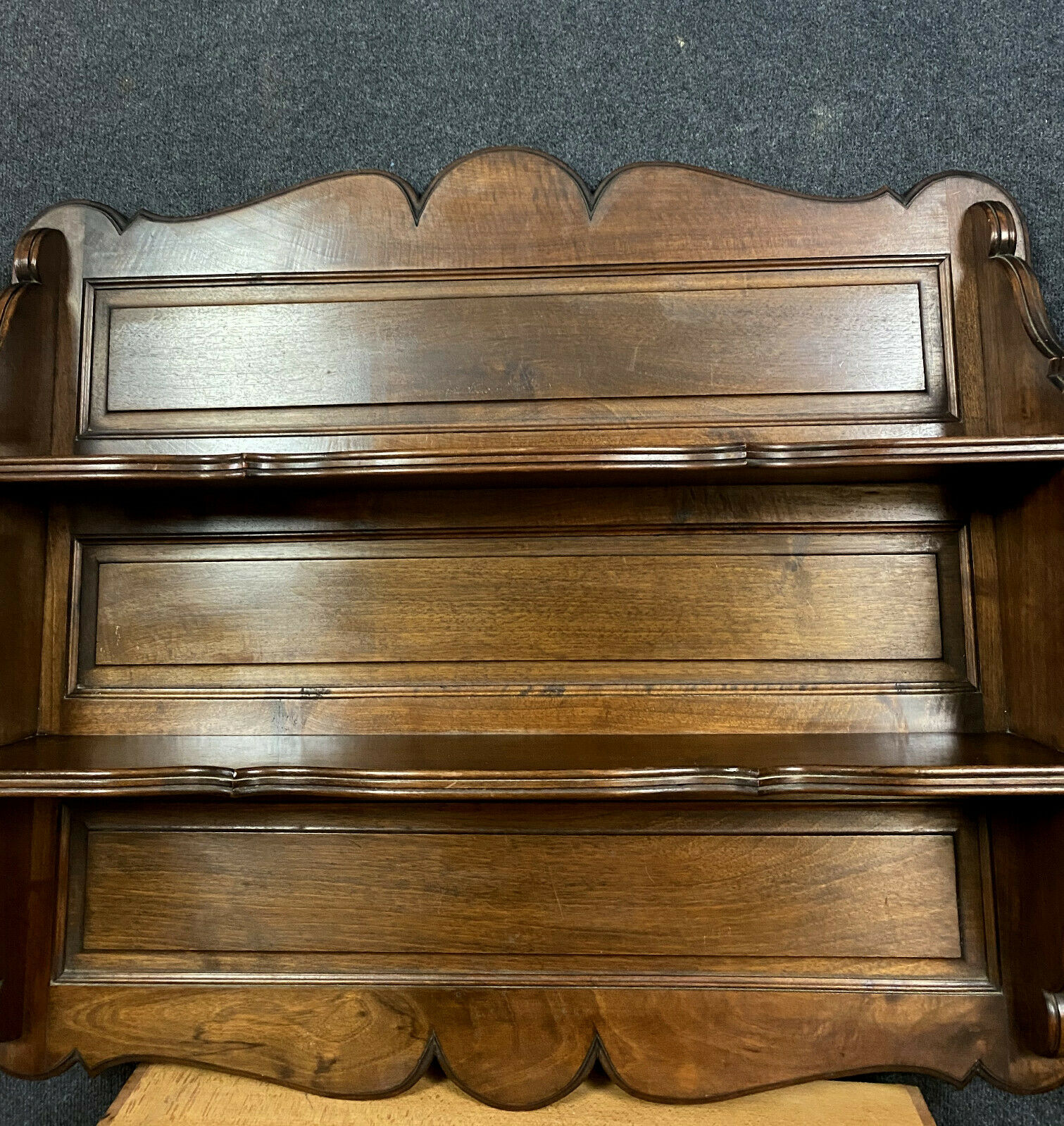 Napoleon III-era wall shelf in mahogany