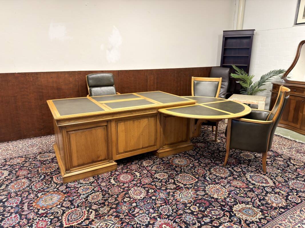 Ensemble de bureau classique RAC en anglais avec table de conférence