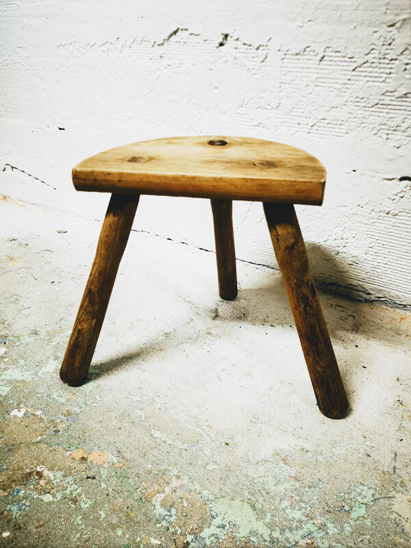 Tripod farm stool